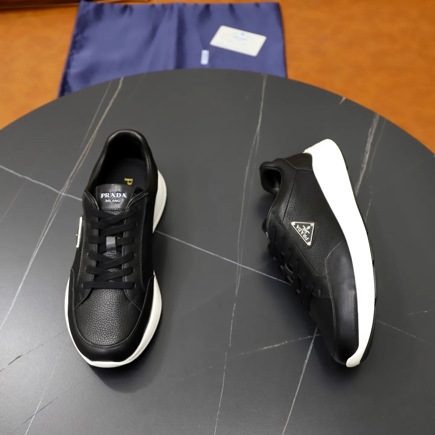 Factory price: 740💰Top original order Brand: PRADA (Prada) Standard code: Men's size 38/44 (45 can be customized) Grade: Same as the official website Material: Original cowhide stitching imported cowhide lining Original combination two-color wear-resistant soft outsole Style category: Leisure and sports version Young fashion European and American trend British style Color: Real picture color